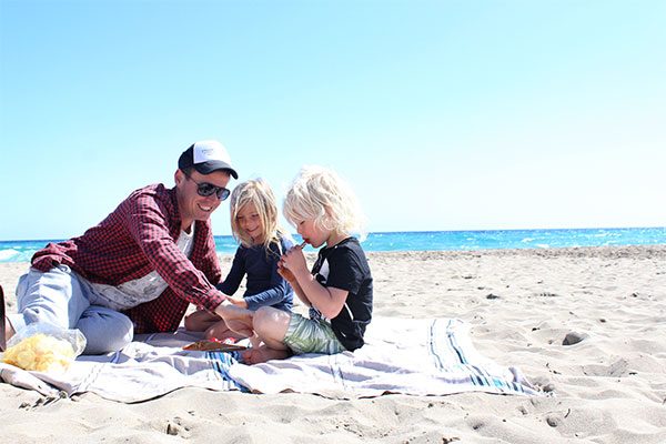 "grand hotel family beach picnic"